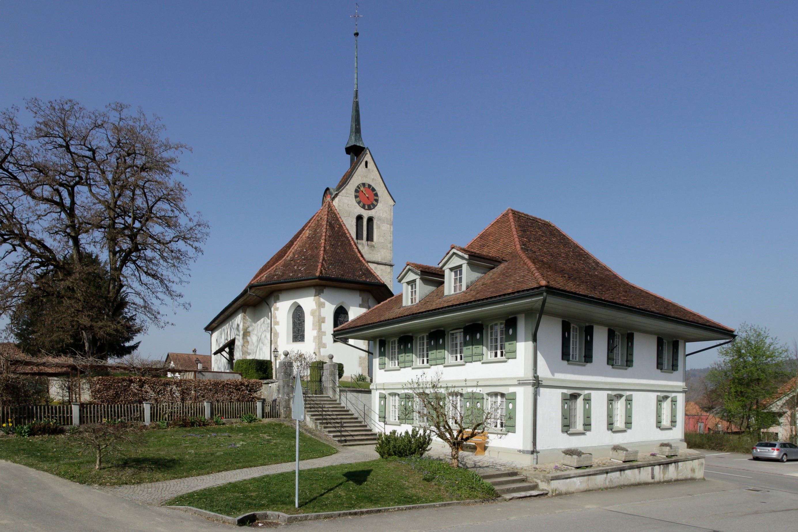 Gemeindehaus und Kirche Messen